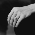 Złocony pierścionek Adriana z białym topazem