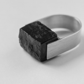 Pierścionek kąty proste z węgla